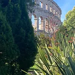 Apartment Red Roof Pula