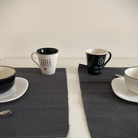 Red Roof Apartment *