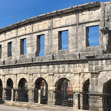 Red Roof * Pula